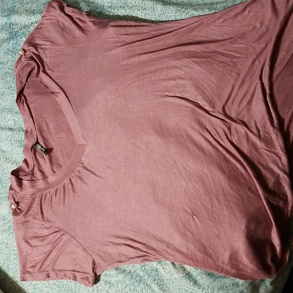 Light Shirt with pear detail on shoulders